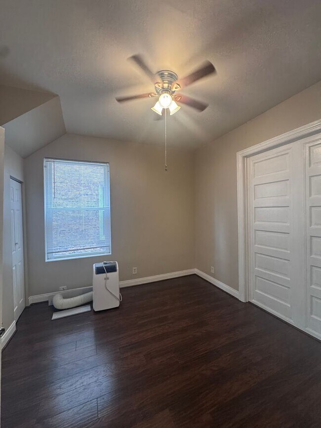 Building Photo - Beautiful 2-Bedroom 1-bath Graystone Apart...