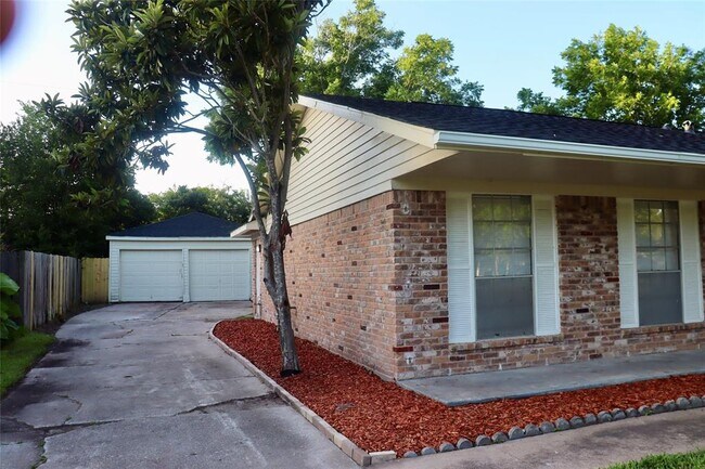 Building Photo - 6122 Heatherbrook Dr