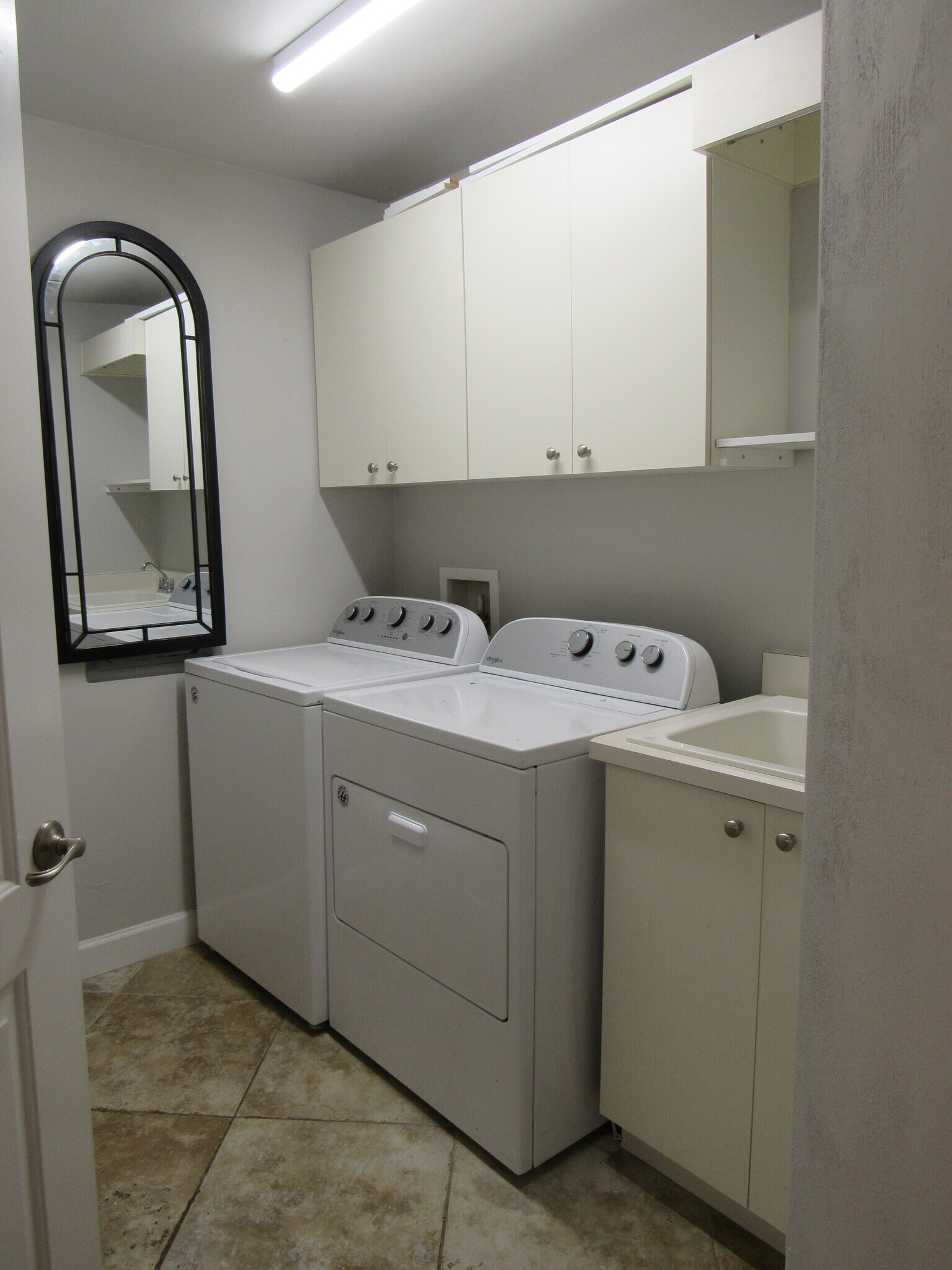 Interior laundry - 424 Luna Bella Ln
