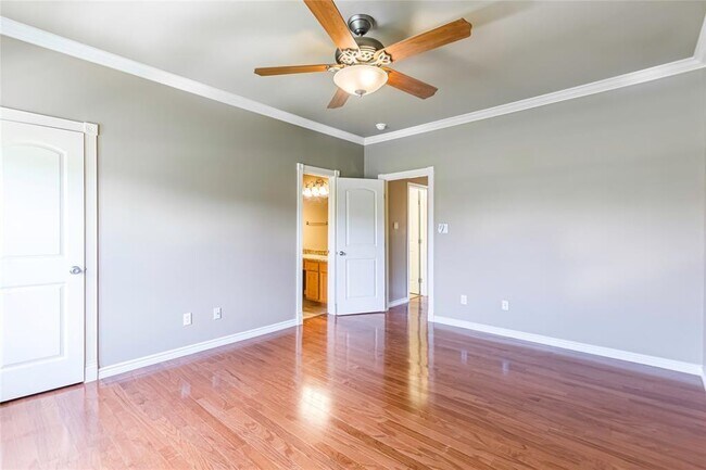 Building Photo - 988 Birnham Woods Blvd