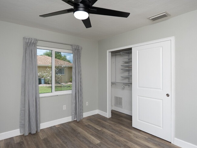 Building Photo - 153 Hourglass Dr