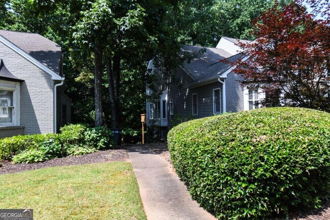 Building Photo - 304 Bridle Path