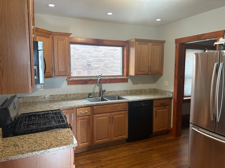 Building Photo - 2624 Woodlawn Ave