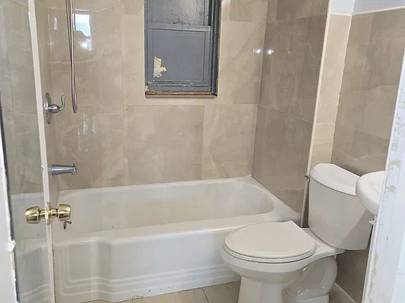 Building Photo - House for rent 4 bedroom and 2 complete bathroom, finished basement with kitchen, bathroom, parki...