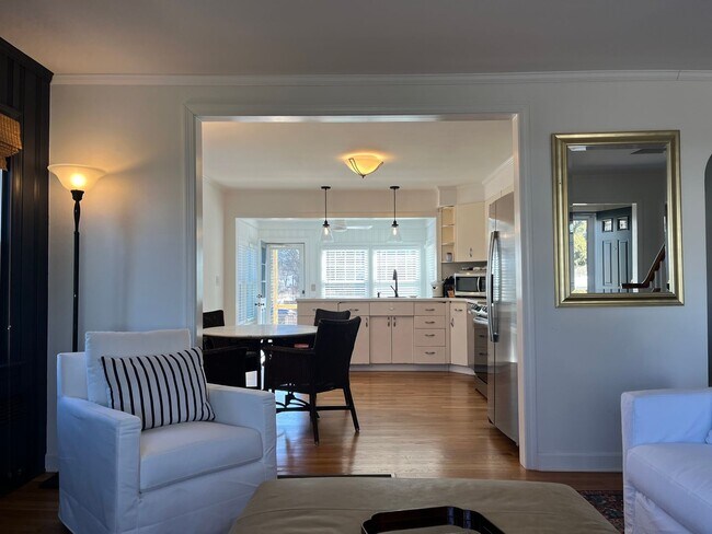 Building Photo - 3 Bedroom 2 Bath Furnished House Near Southport