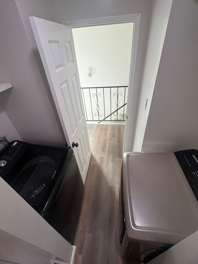 Building Photo - Upgraded Corner Townhouse - 2 bed/1.5 bath