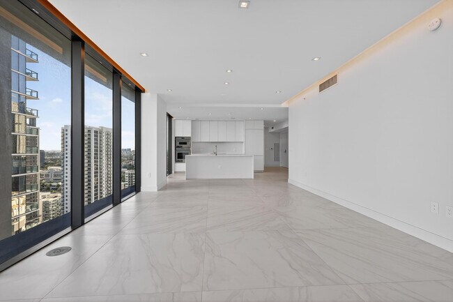 Building Photo - 700 NE 24th St