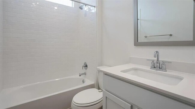 Building Photo - 1813 Walnut Grv Bnd