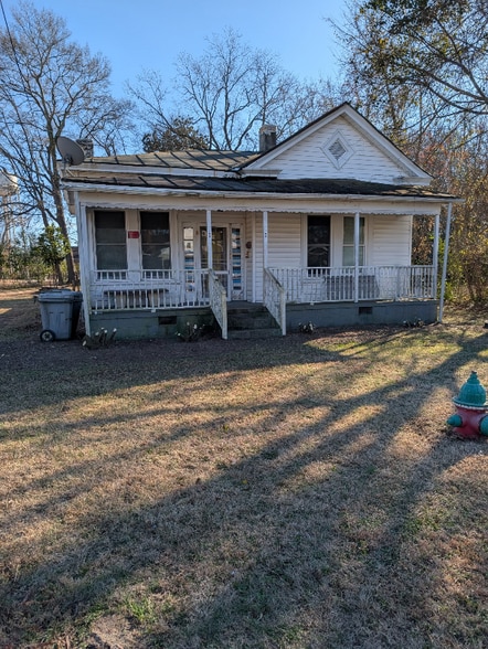 Building Photo - 723 Bradley Ave