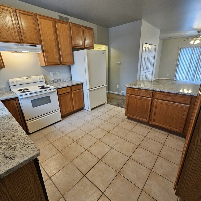 Building Photo - 2 Bed / 2 Bath Condo with In-Unit Laundry, Granite Countertops, Ceiling Fans, All Appliances, Car...