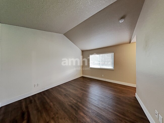 Building Photo - 809 NE 115th Cir