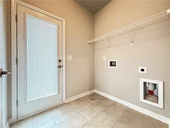Building Photo - 2838 Vlg Pk Bnd