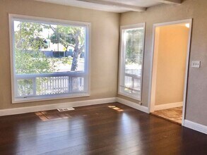 Building Photo - 2 Bed, 1 Bath Duplex Unit with Garage in P...