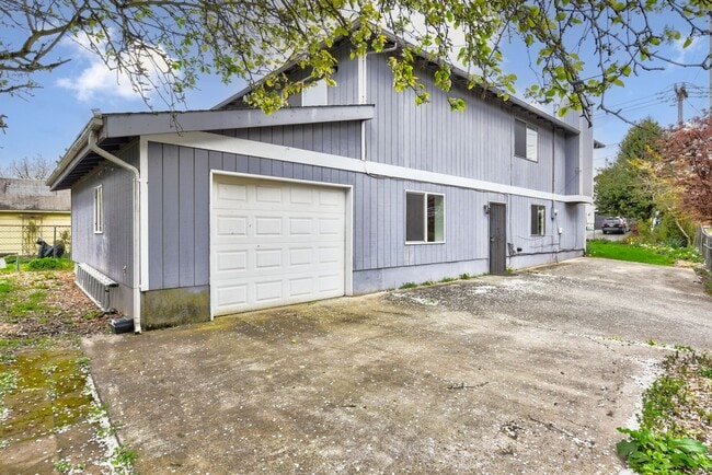 Building Photo - Charming 4 Bedroom 2 Bath single family house in Columbia City