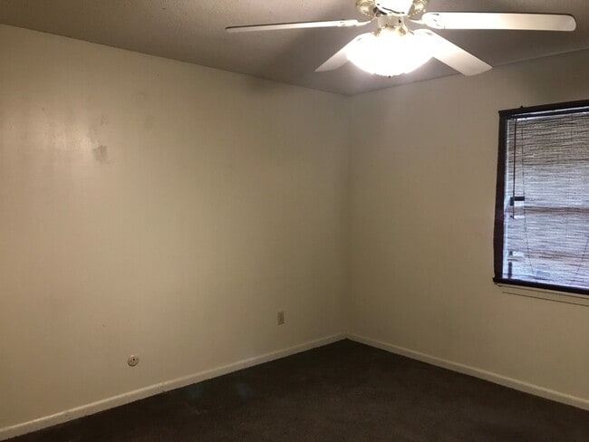 Building Photo - 2/1.5 covered parking, fireplace