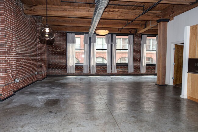 Building Photo - Live in the Heart of the Downtown Loft Dis...