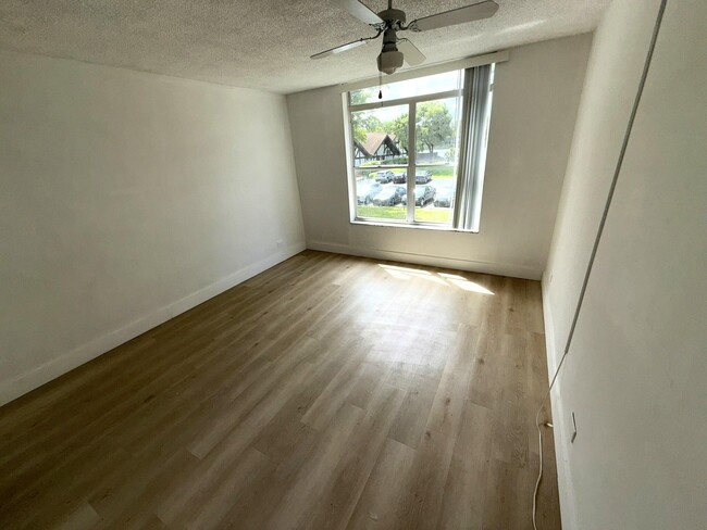 Building Photo - 3690 Inverrary Dr