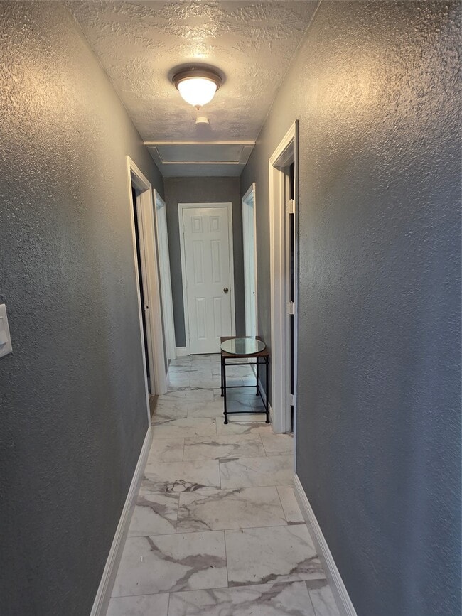 Building Photo - 9330 Chesterfield Dr