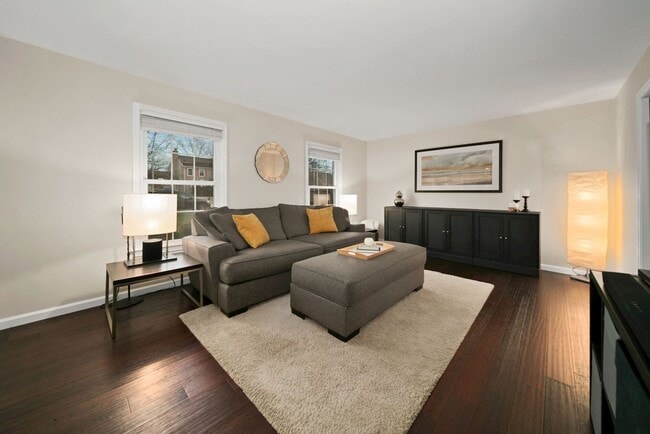 Building Photo - ABSOLUTELY GEORGEOUS 5BD/3.5BA Fully-Renov...