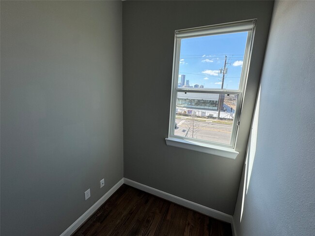 Building Photo - 304 Jensen Dr