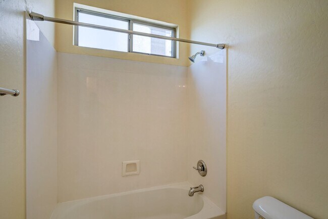 Building Photo - AVAILABLE NOW IN SHAMROCK ESTATES GILBERT!!!
