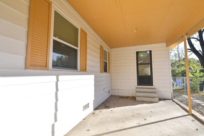 Building Photo - 2125 Hairston St