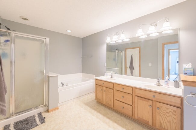 Building Photo - Awesome 2 bed townhouse in plymouth!