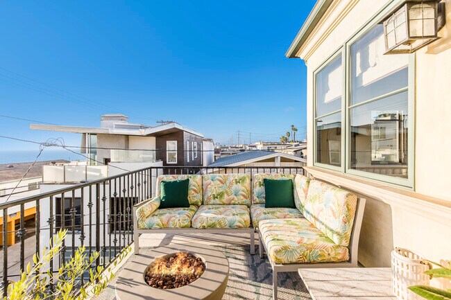 Building Photo - 320 33rd Pl