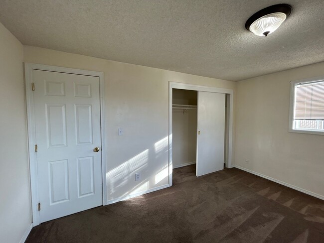 Building Photo - 2 Bedroom / 1.5 Bathroom Duplex in Redmond...