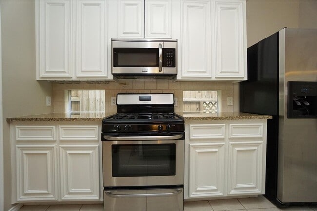 Building Photo - Location, Location! A Must-See Midtown Gem!