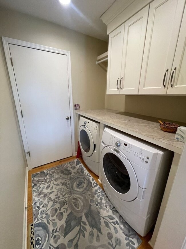 Building Photo - Home For Rent Bellevue.