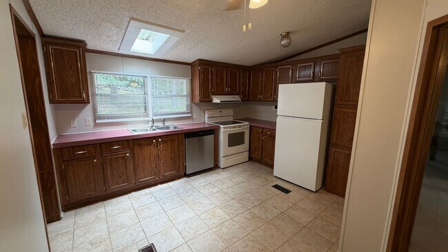Building Photo - 121 Rainwood Dr