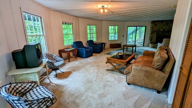 Building Photo - 828 Little Pine Mountain Rd