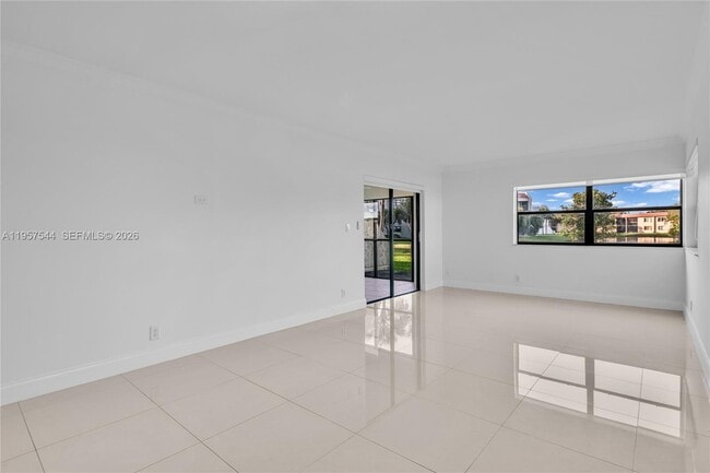 Building Photo - 220 Lakeview Dr