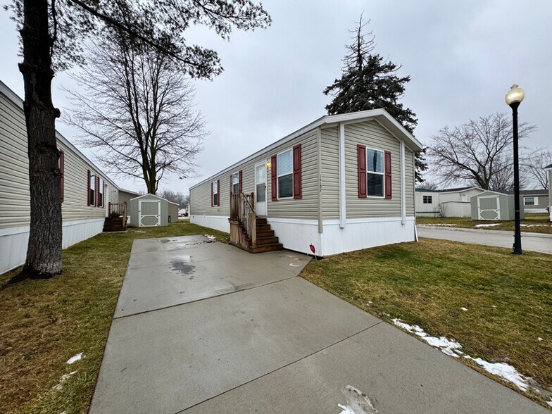 Building Photo - 16152 Notre Dame St