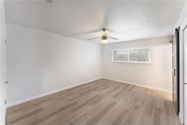 Building Photo - 707 Central Dr