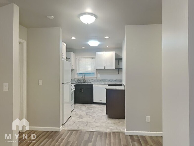 Building Photo - 710 Bluebird Dr SE