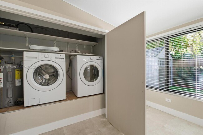 Building Photo - 710 NE 62nd St