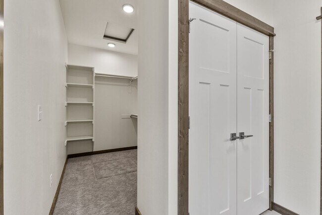 Building Photo - Beautiful Newer Condo near Monforton School