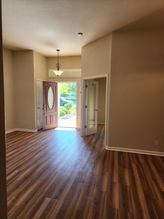 Building Photo - 4 bedroom 2 bathroom home Near Christofferson Pkwy Close to Walnut Elementary, Turlock Jr High Sc...