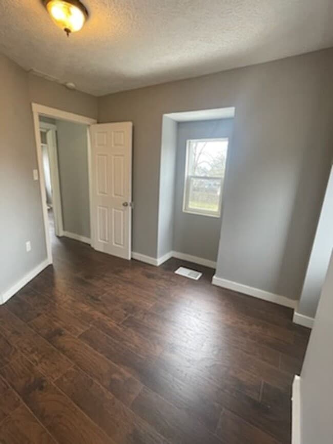 Building Photo - Beautifully Updated 3BR Two-Story Home w/ Fenced Yard & Off-Street Parking