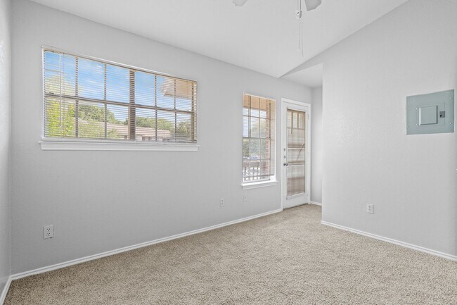 Building Photo - RIVER CROSSING TOWNHOME - 2BD -2.5BA - GRE...