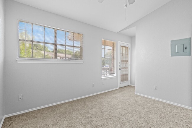 Building Photo - RIVER CROSSING TOWNHOME - 2BD -2.5BA - GREENBELT VIEW - WASHER/DRYER - RESERVED PARKING