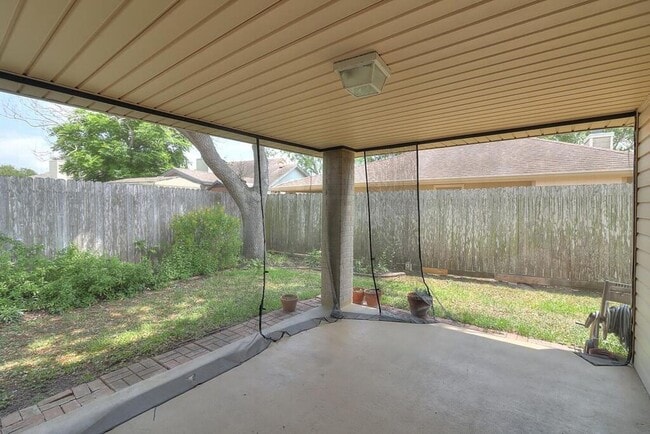 Building Photo - 4321 Holly Ridge Dr