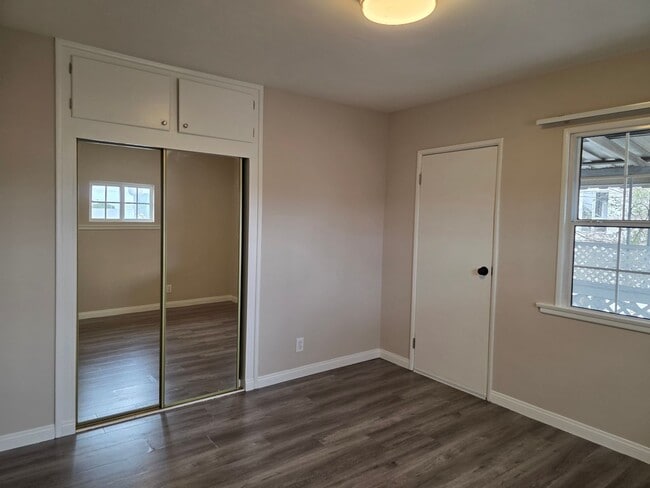 Building Photo - Stunning 2-bedroom 2nd floor apartment with garage parking!