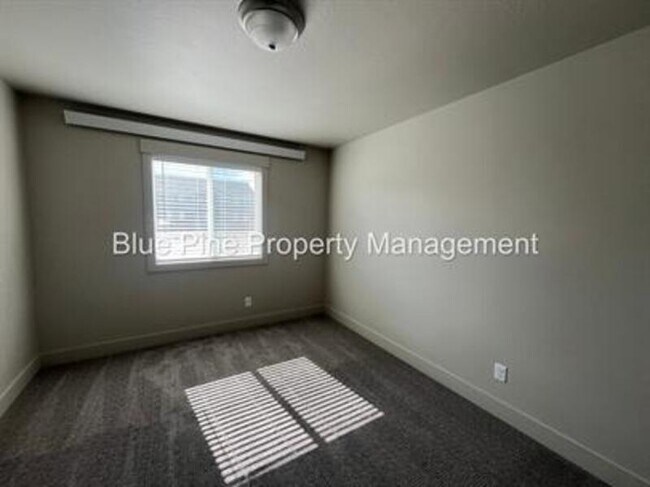 Building Photo - 3565 E Gample Ave