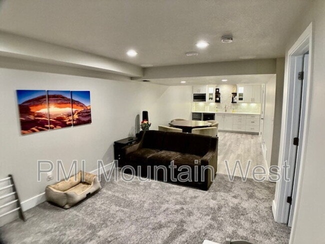 Building Photo - 707 Miller Ave