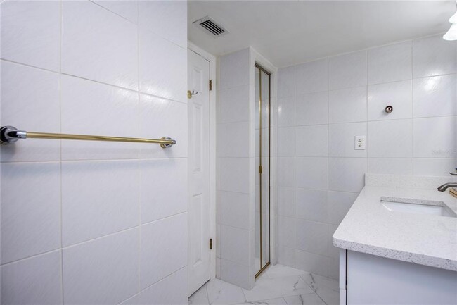 Building Photo - 660 Island Way