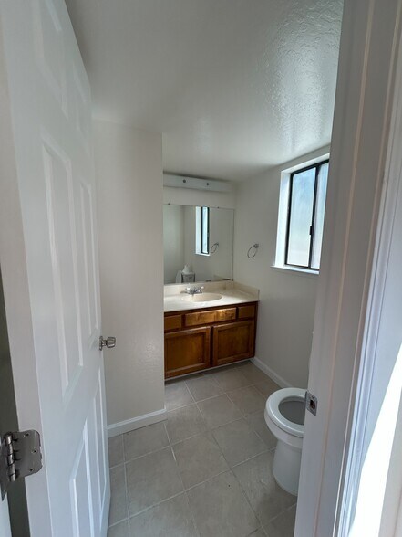 Master bathroom - 1312 Shaddick Dr