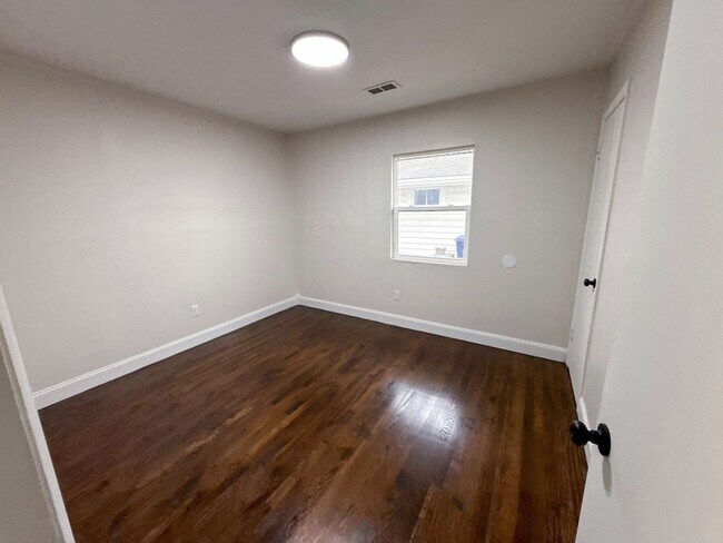 Building Photo - Freshly Updated Home on a Quiet Street with Large Yard!